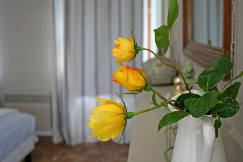 Le Petit Manoir De La Vernelle Bed & Breakfast Fourmetot Room photo